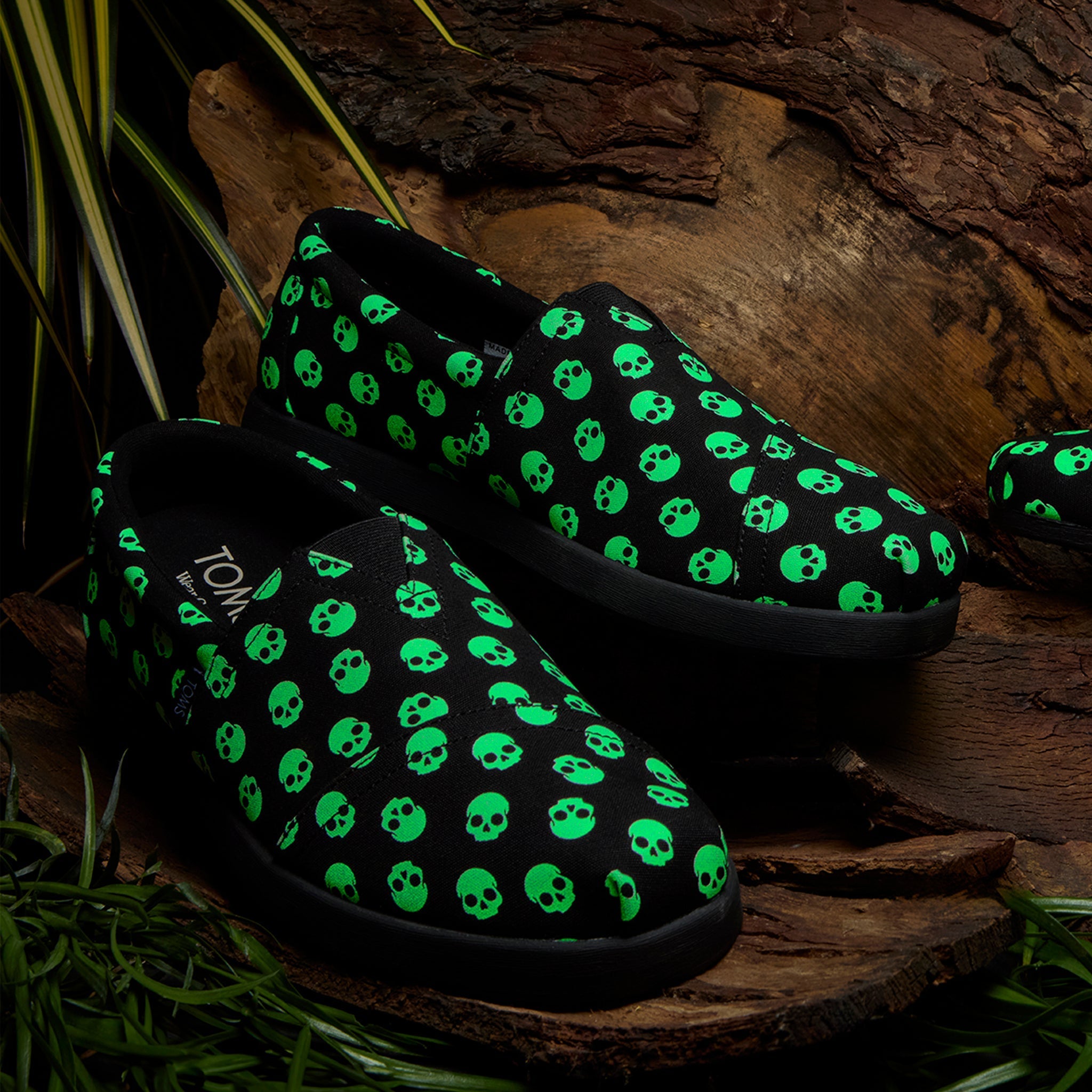 Alp FWD Black Glow In The Dark Halloween Skulls - Toms near me