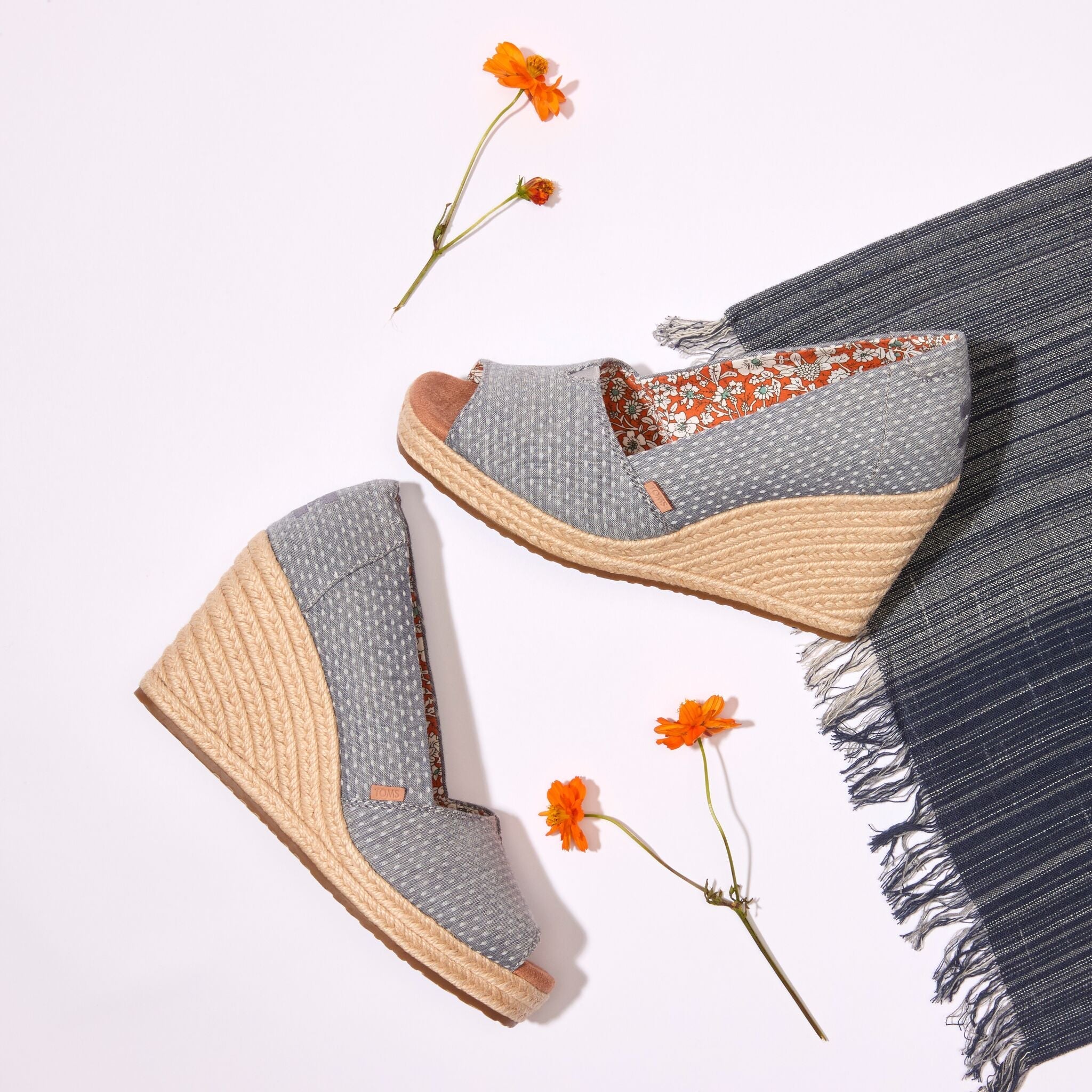 Essential Wedge Niagara Mist Chambray Dot - Toms on sale